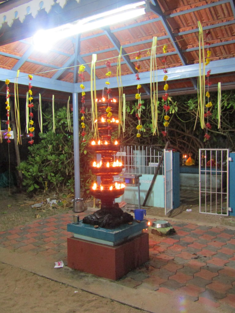 Photo lampe à l'huile dans un temple en Inde